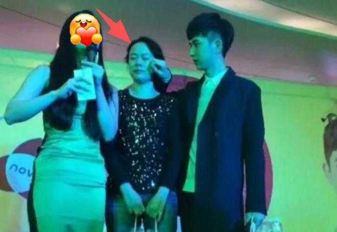 子因饮酒意外坠亡警方调查清楚后已下葬j9九游会入口于朦胧妈妈