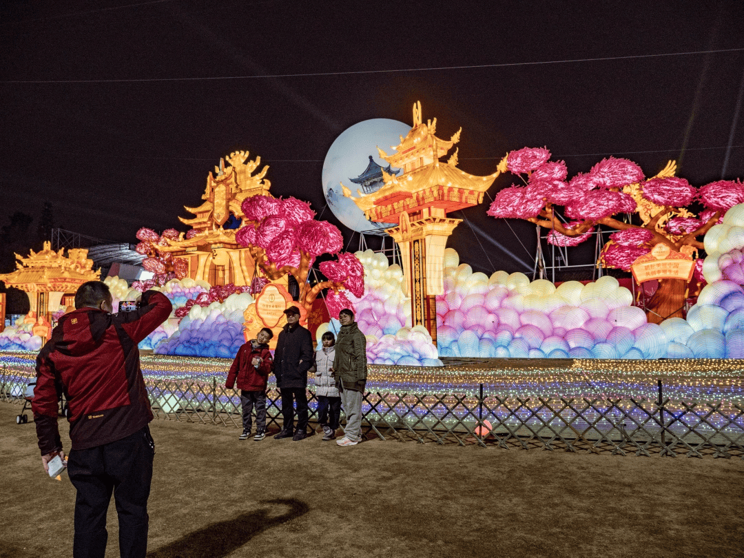 ！2026观山湖灯会庙市璀璨启幕九游会登录j9入口一城灯火一城春(图3)